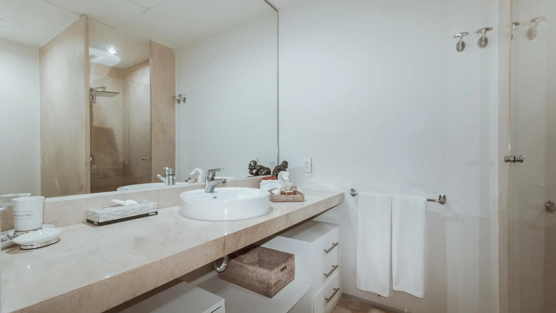 Spacious Magia Condo Steps To The Beach & 5Th Ave Playa del Carmen Mexico