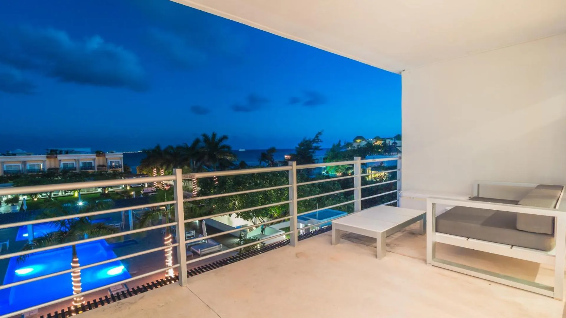 Spacious Magia Condo Steps To The Beach & 5Th Ave Playa del Carmen Apartment