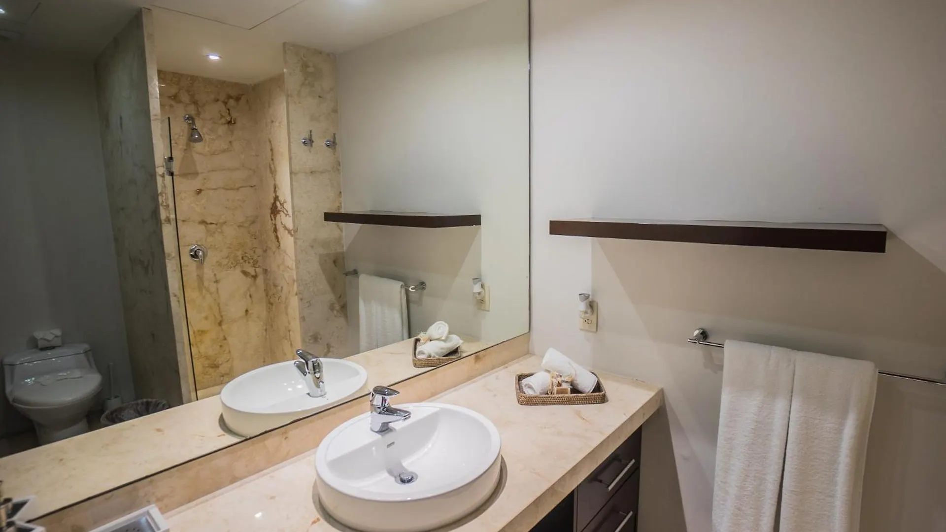 Spacious Magia Condo Steps To The Beach & 5Th Ave Playa del Carmen Apartment