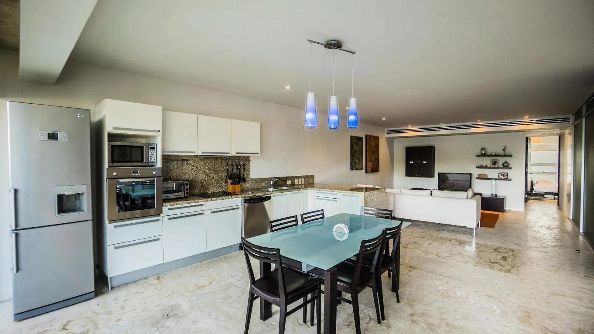 Spacious Magia Condo Steps To The Beach & 5Th Ave Playa del Carmen Mexico