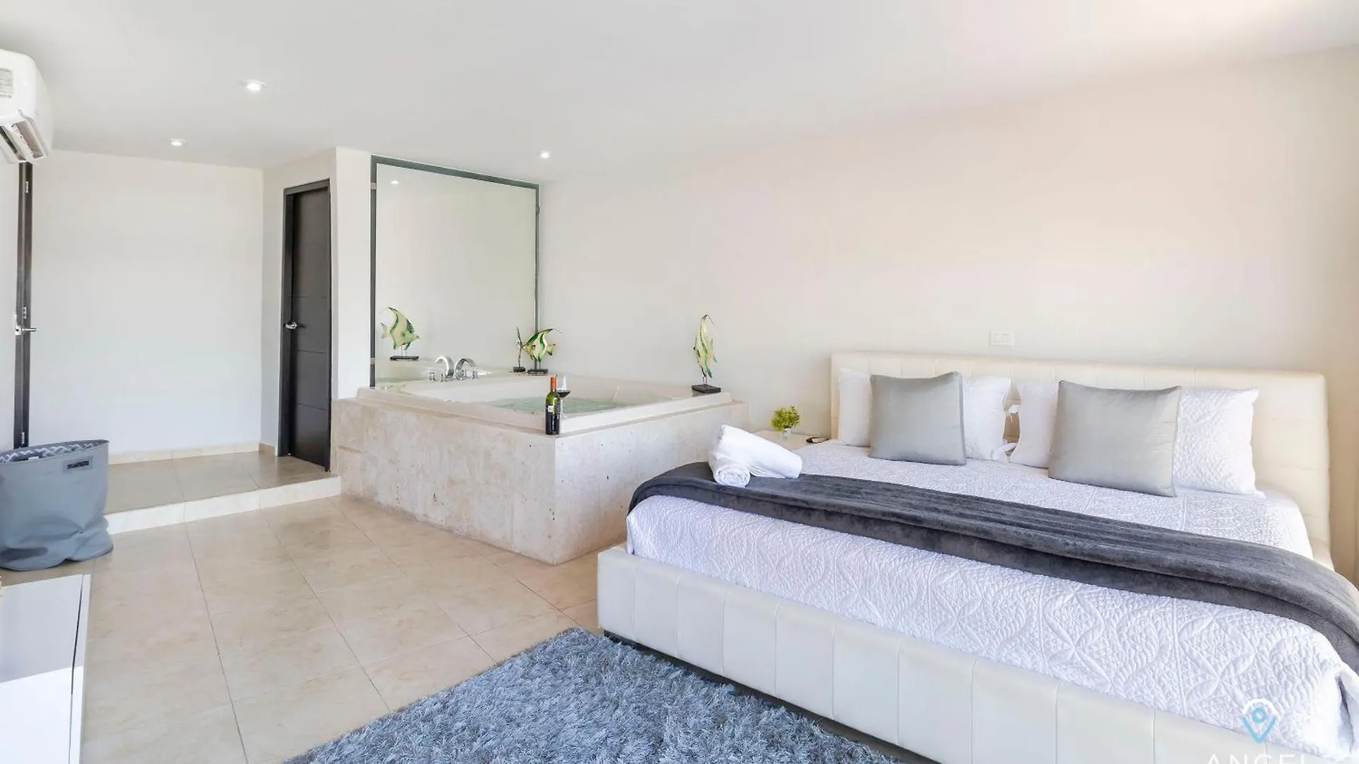 Spacious Magia Condo Steps To The Beach & 5Th Ave Playa del Carmen Apartment